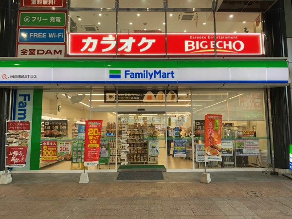 ファミマさん　商店街入口